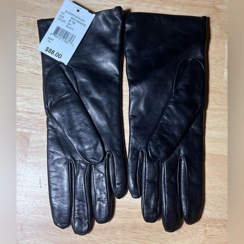 Size 6 1/2 NEW Bloomingdale's Black Leather Gloves with Cashmere Lining $88 - Picture 1 of 7